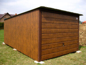 Garaż blaszany 3x5 drewnopodobny orzech szeroki panel na bramie