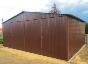 Garaż blaszany 6x5,5 brązowy dwuspadowy z bramami dwuskrzydłowymi