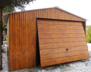 Garaż blaszany 4x5 z dachem dwuspadowym i bramą uchylną