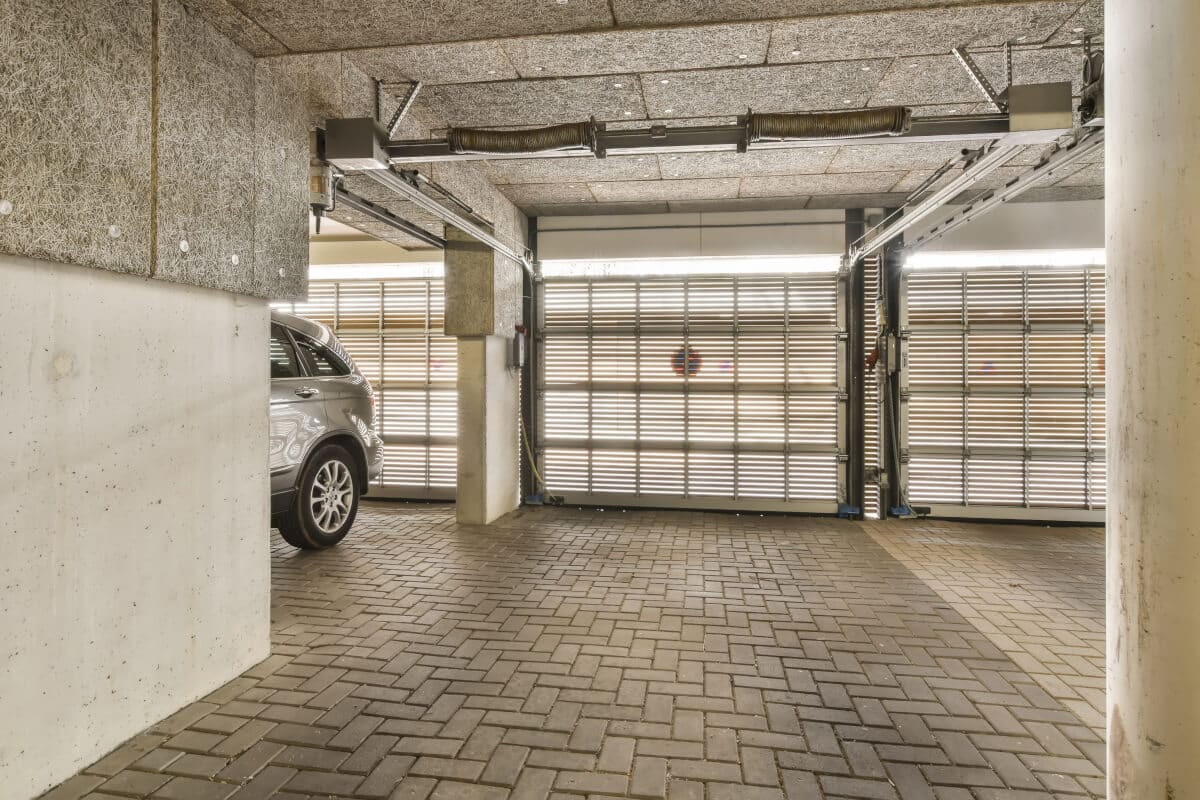 podłoże garażu murowanego wykonane z kostki brukowej