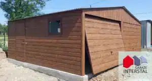 Garaż blaszany 6x5,5 Drewnopodobny Orzech Premium z obróbkami dachem dwuspadowym wiatrownicami, bramami uchylnymi i oknem