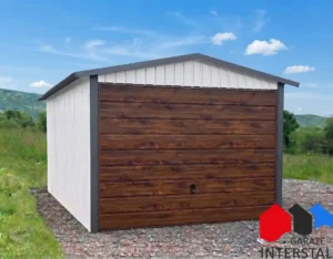 Biały garaż blaszany 3x6 m, brama uchylna w kolorze orzech, dach dwuspadowy, widok prezentowanej konfiguracji