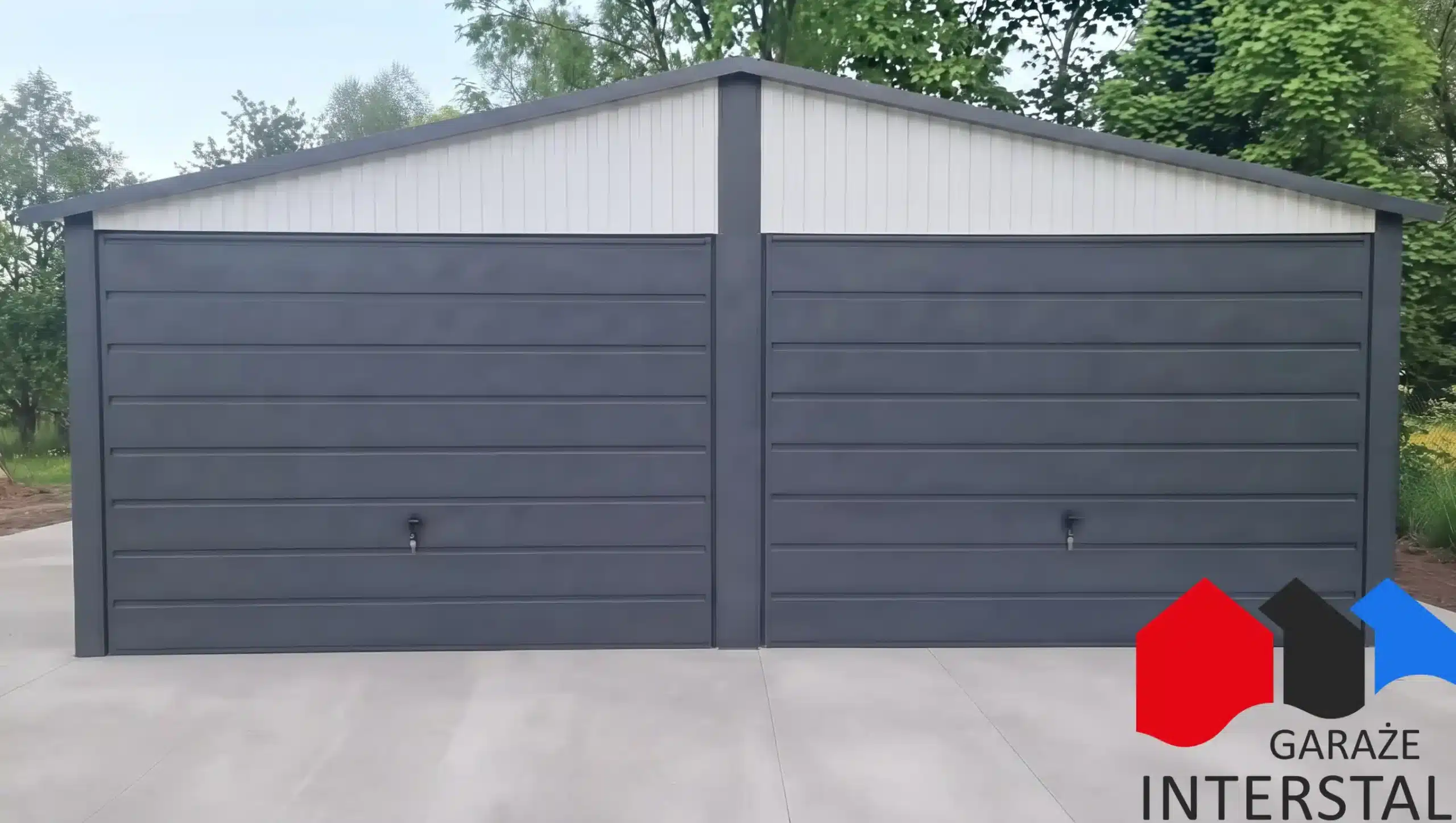 Biały garaż blaszany 6x5 m, bramy uchylne grafitowe, dach dwuspadowy, widok prezentowanej konfiguracji