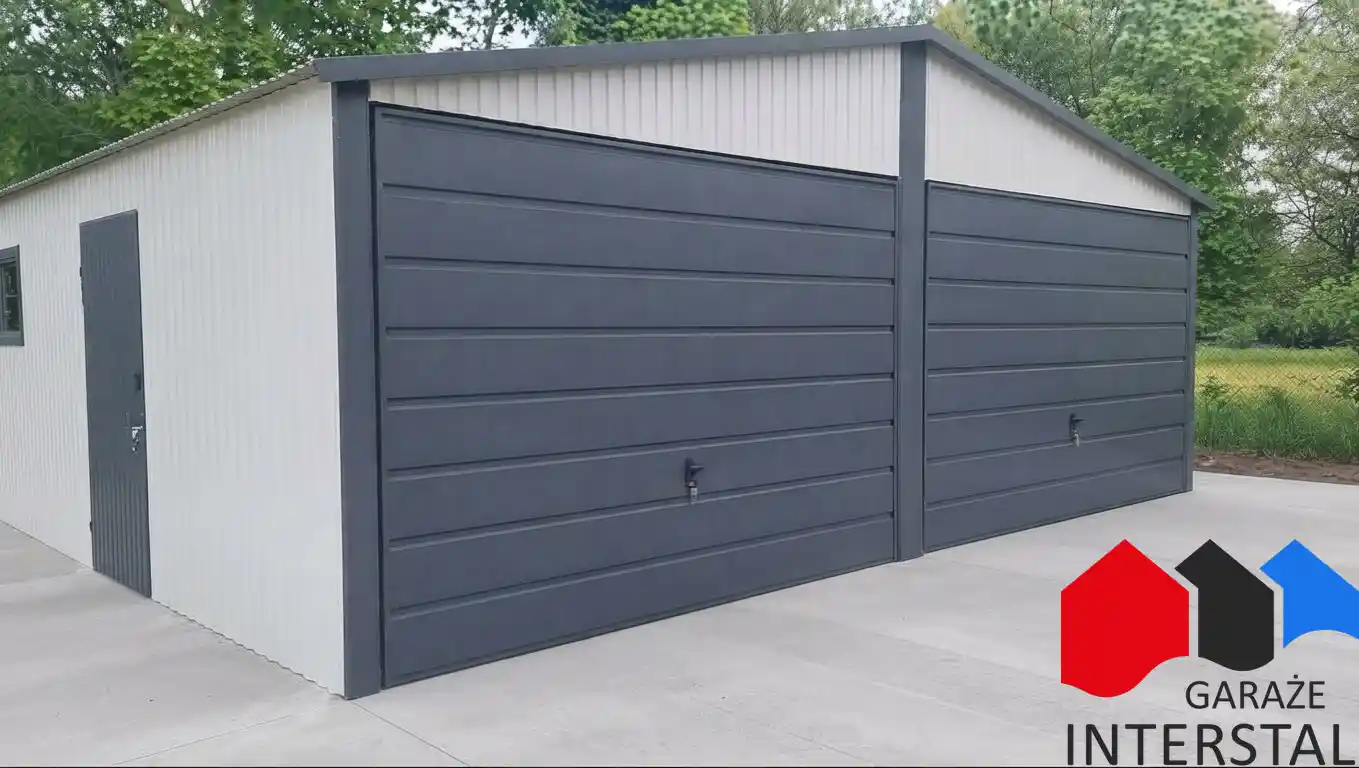 Biały garaż blaszany 6x5 m, bramy uchylne grafitowe, dach dwuspadowy, widok prezentowanej konfiguracji