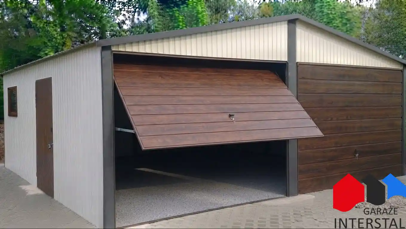 Biały garaż blaszany 6x5 m, bramy uchylne w kolorze orzech, dach dwuspadowy, widok prezentowanej konfiguracji