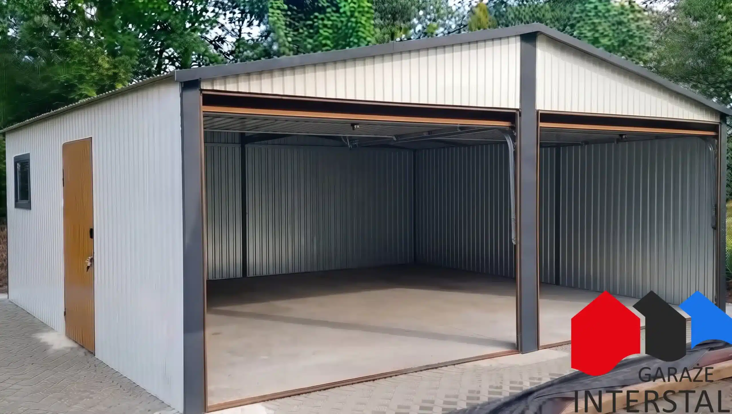 Biały garaż blaszany 6x5 m, bramy uchylne w kolorze orzech, dach dwuspadowy, ujęcie z otwartą bramą