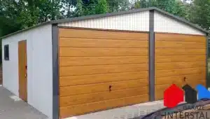 Biały garaż blaszany 6x5 m, bramy uchylne w kolorze złoty dąb, dach dwuspadowy, widok prezentowanej konfiguracji