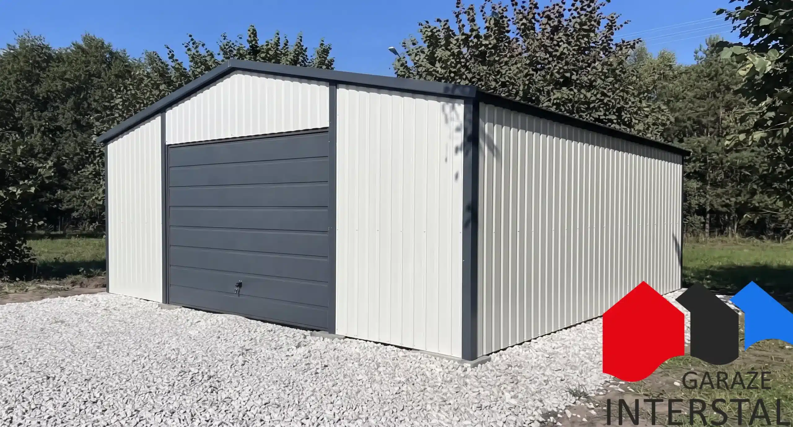 Biały garaż blaszany 6x5 m, brama uchylna grafitowa, dach dwuspadowy, widok prezentowanej konfiguracji
