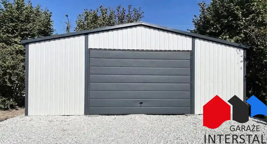 Biały garaż blaszany 6x5 m, brama uchylna grafitowa, dach dwuspadowy, widok prezentowanej konfiguracji
