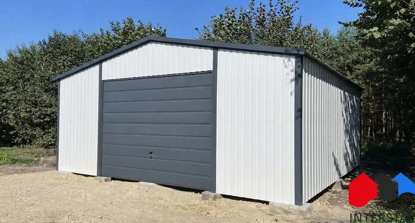 Biały garaż blaszany 6x5 m, brama uchylna grafitowa, dach dwuspadowy, widok prezentowanej konfiguracji
