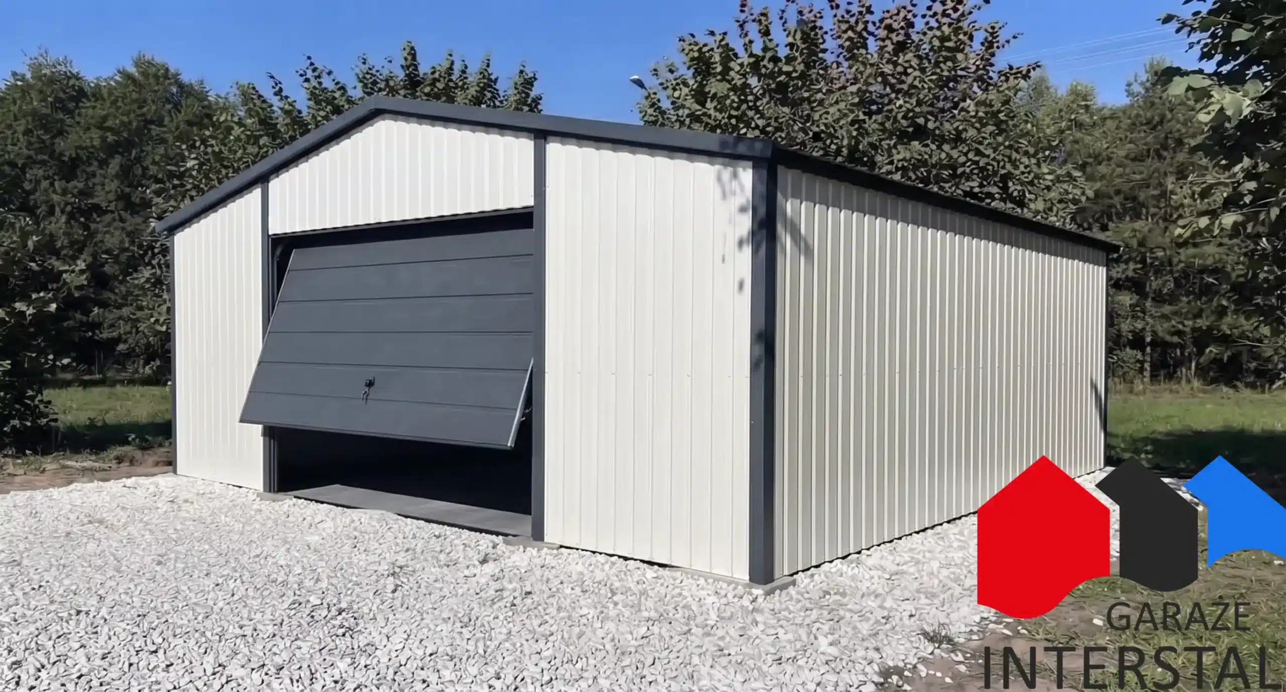 Biały garaż blaszany 6x5 m, brama uchylna grafitowa, dach dwuspadowy, widok prezentowanej konfiguracji