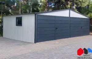 Biały garaż blaszany 6x6 m, bramy dwuskrzydłowe grafitowe, dach dwuspadowy, widok prezentowanej konfiguracji