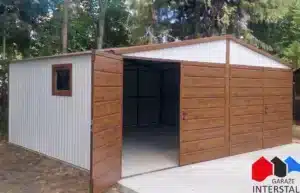 Biały garaż blaszany 6x6 m, bramy dwuskrzydłowe w kolorze orzech, dach dwuspadowy, widok prezentowanej konfiguracji