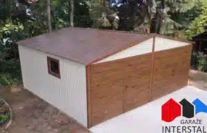 Biały garaż blaszany 6x6 m, bramy dwuskrzydłowe w kolorze złoty dąb, dach dwuspadowy, widok prezentowanej konfiguracji