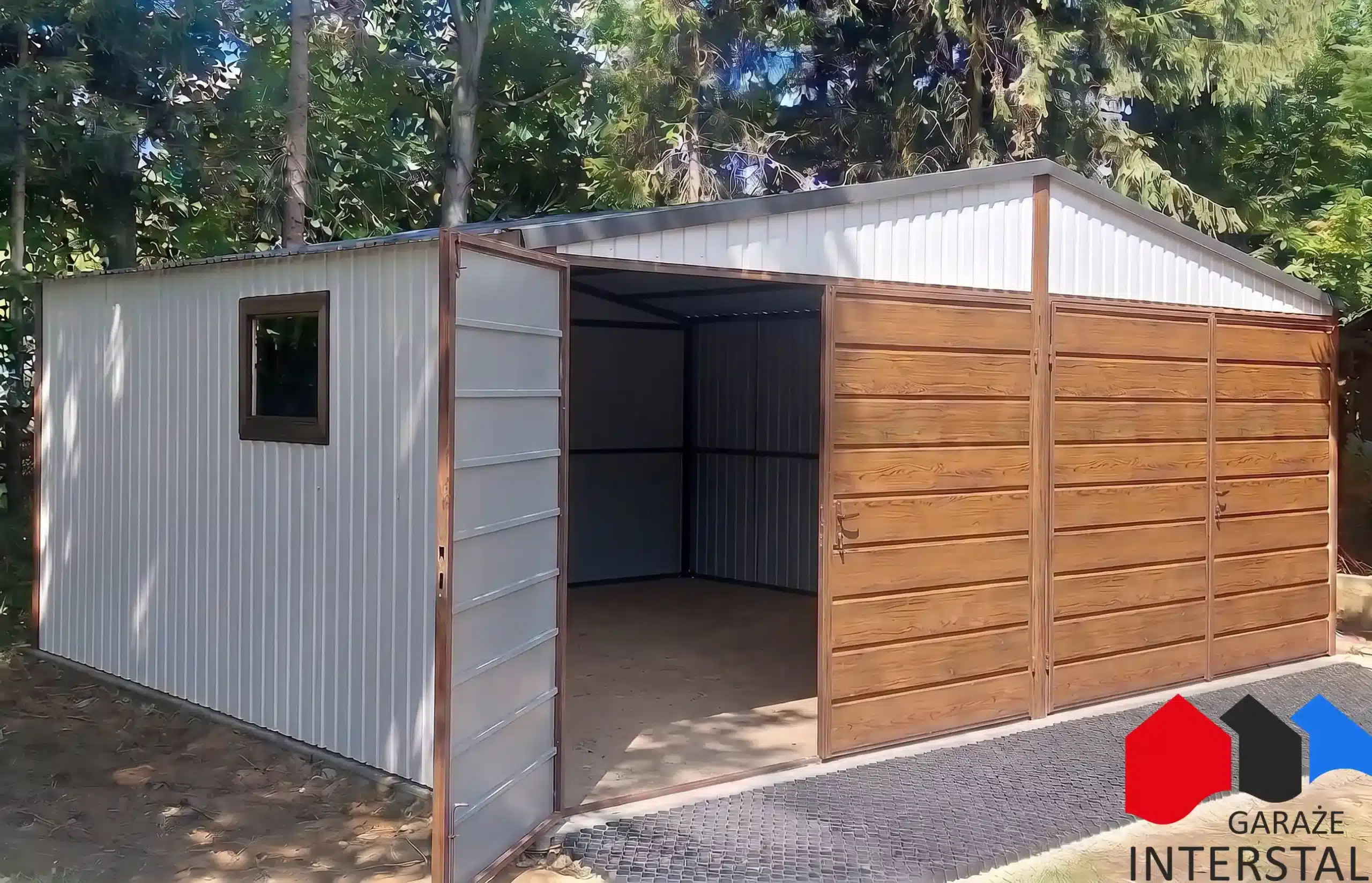 Biały garaż blaszany 6x6 m, bramy dwuskrzydłowe w kolorze złoty dąb, dach dwuspadowy, widok prezentowanej konfiguracji