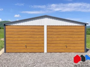 Biały garaż blaszany 6x6 m, bramy uchylne w kolorze złoty dąb, dach dwuspadowy, widok prezentowanej konfiguracji