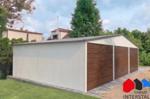 Biały garaż blaszany 9x5 m, bramy uchylne w kolorze orzech, dach dwuspadowy, widok prezentowanej konfiguracji