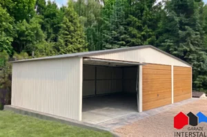 Biały garaż blaszany 9x5 m, bramy uchylne w kolorze złoty dąb, dach dwuspadowy, widok prezentowanej konfiguracji